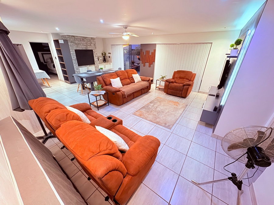 5 Bedroom Property for Sale in Reebok Western Cape
